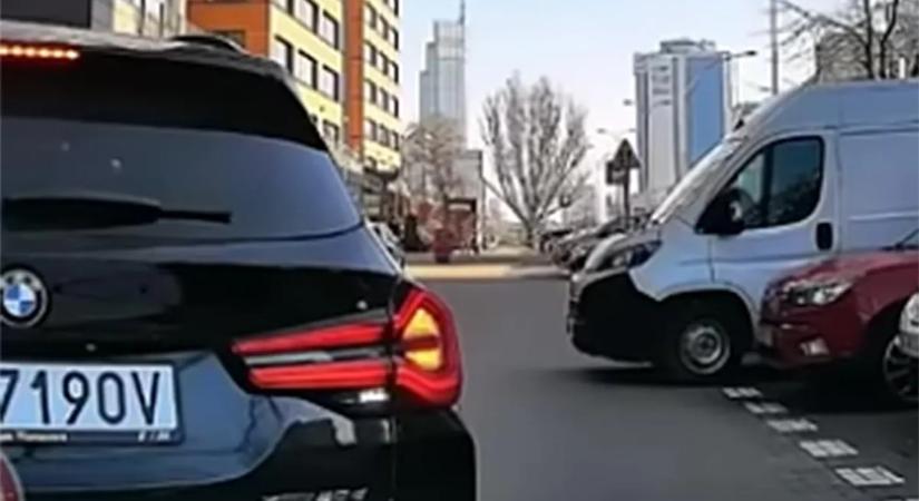 Szemétséggel próbálkozott a gátlástalan BMW-s, ő húzta a rövidebbet – videó