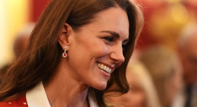 Katalin új szintre emelte a piros pöttyös ruha fogalmát: soha nem láttuk még ennyire játékos és lenyűgöző szettben a hercegnét