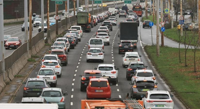 Baleset bénítja a főváros felé vezető forgalmat az M3-as autópályán, óriási a toródás!