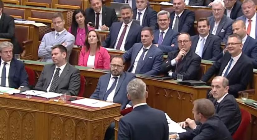 Takács Péter miatt tiltaná be a mobilozást a parlamentben Magyar Péter