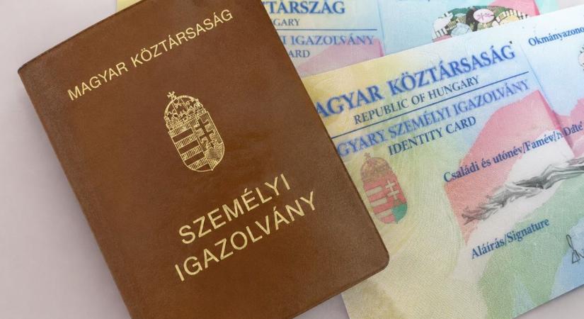 Kivezetik a könyv formátumú személyi igazolványokat – sok idős érintett