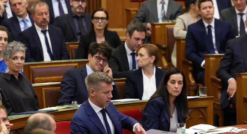 Két törvényjavaslatot nyújtott be éjszaka a Tisza: megszüntetnék a Szuverenitásvédelmi Hivatalt és a gyűlöletkeltő plakátokat