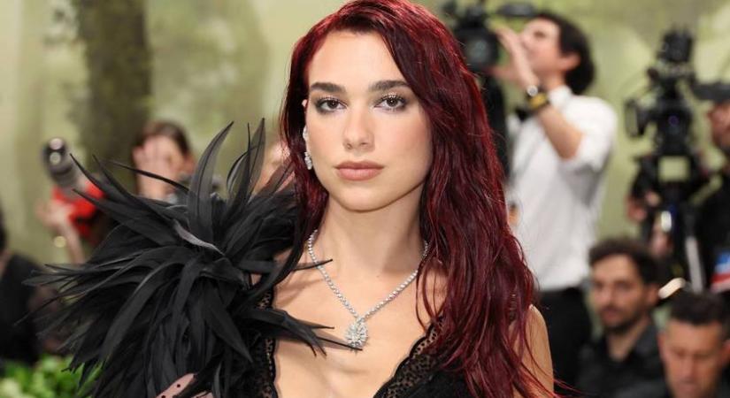 Férjhez ment a magyarok egyik kedvenc énekesnője: Dua Lipa ilyen csodaszép menyasszony volt