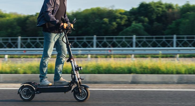 Heteken belül módosíthatják a KRESZ-t a rolleresek miatt