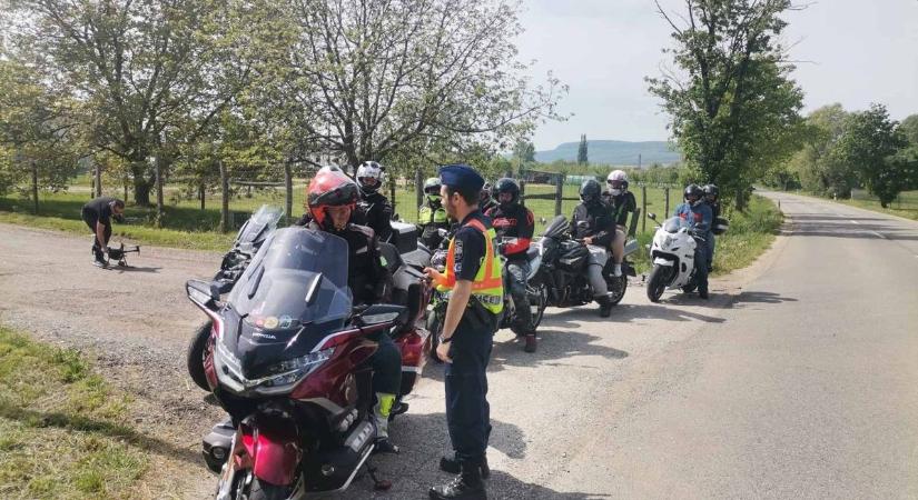 Lecsaptak a rendőrök Európa egyik legszebb útján – így jártak a motorosok videó
