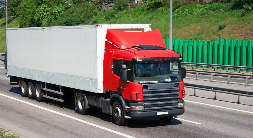 Titkos kapcsoló miatt büntettek 740 000 forintra egy sofőrt