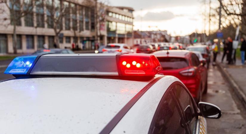 Kapunak és oszlopnak ütközött egy teherautó Hajdú-Biharban