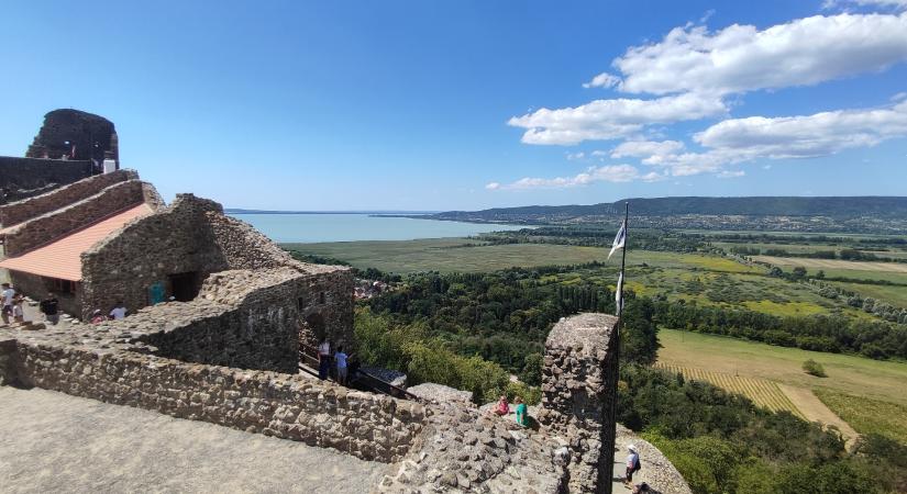 51 kastély és vár a Balatonnál, tömegközlekedéssel (gyerekekkel, kutyával is!)