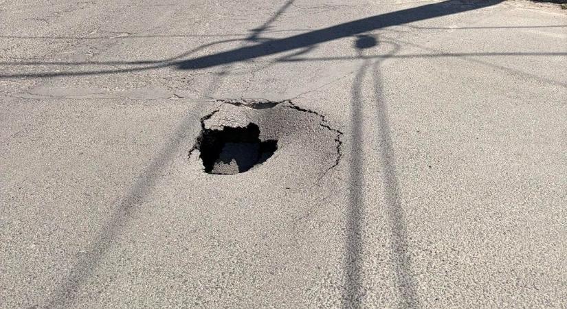 Beszakadt az út Baja egyik forgalmas utcájában: szó szerint eltűnt a föld az aszfalt alól  fotók