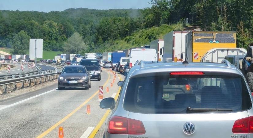 Mi történt? Fotókon a ripityára tört autó, azonnal lezárták az autópályát (galéria)