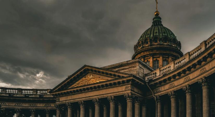Dróntámadás rázta meg Putyin szülővárosát a gazdasági csúcs előtt: olajterminál lángolt Szentpéterváron