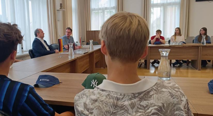 Német fiatalokat fogadott a városházán a szekszárdi polgármester