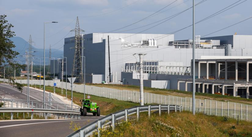 Nyilvánossá tette a mérési adatokat a gödi akkumulátorgyár, rendszeres adatközlést ígérnek