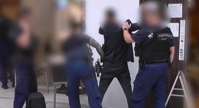 Elütött volna egy idegenrendészeti felügyelőt, nem menekülhetett – videó