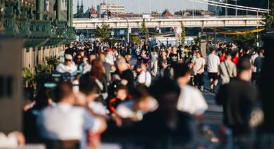Kocsmák a sínek alatt és naplementés grillezés – Ilyen az élet a pesti alsó rakpart legnépszerűbb szakaszán