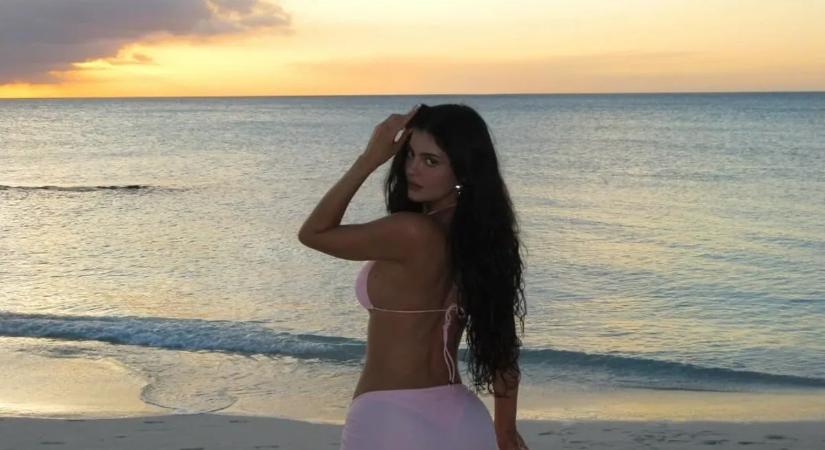 Alig takarta valami Kylie Jenner gömbölyű melleit, megőrülnek a rajongók a fotókért