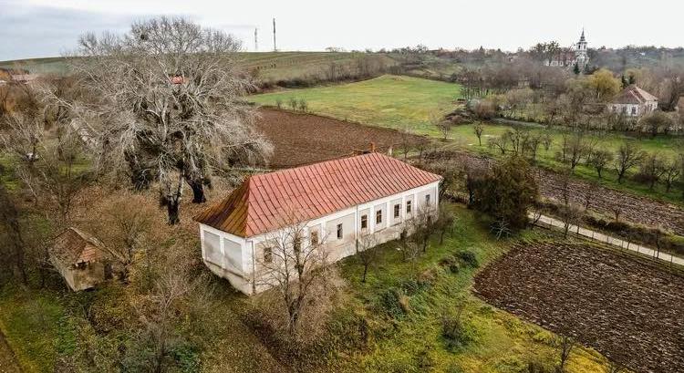 Olcsóbban lehet megvenni a kúriát, ahol a Szent Koronát őrizték, mint egy kolozsvári tömbházlakást