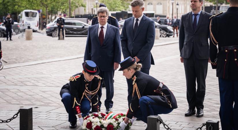 Már Párizsban van Magyar Péter, és rögtön egy akcióval kezdett – fotók