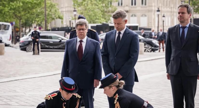 Magyar Péter Párizsban koszorúzott, délután Emmanuel Macronnal találkozik