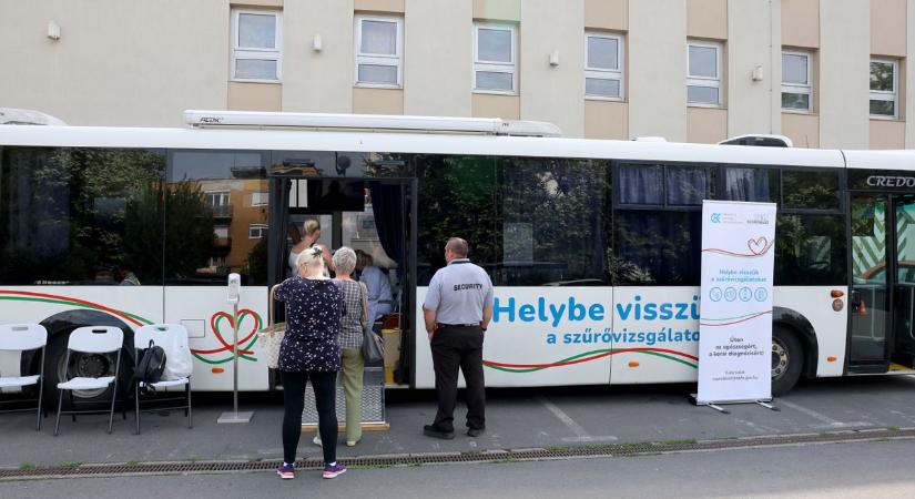 Életmentő percek a szűrőbuszon az XXI. Országos Patikanapon - fotókkal