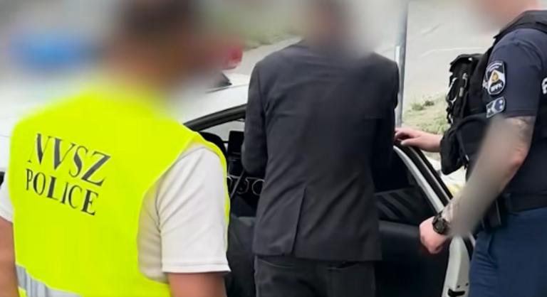 Egy buszpályaudvaron kapcsolták le a visszaeső bűnözőt, aki névváltással szökött vissza Magyarországra