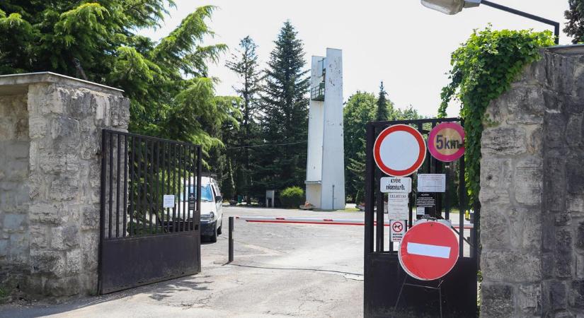 Hiába a zöld engedély: sorstársai nevében kéri idős olvasónk a temetői behajtási tilalom feloldását