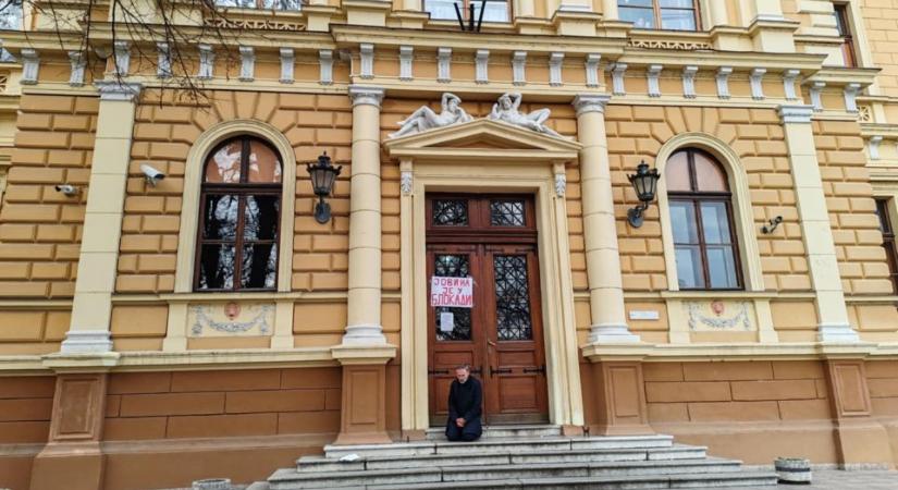 Több mint 400 újvidéki egyetemi dolgozó állt ki a Jovan Jovanović Zmaj Gimnázium mellett