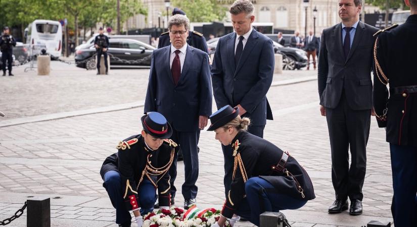 Magyar Péter megkoszorúzta Párizsban az Ismeretlen Katona sírját