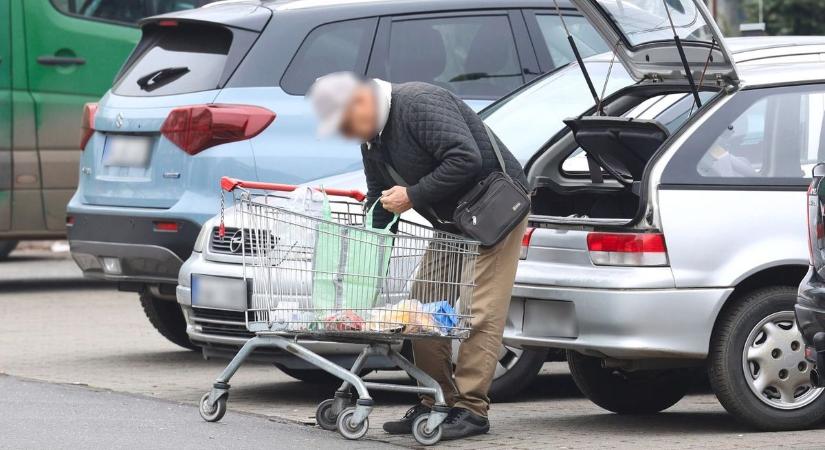 Nyilvános kamerakép! Vastag bőr kell ahhoz, ami a debreceni bevásárlóközpont mögött történt