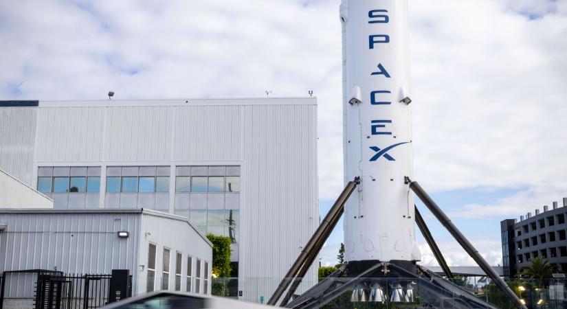 Elon Musk ebben is formabontó, ennyiért lesznek kaphatók a SpaceX részvényei és slussz