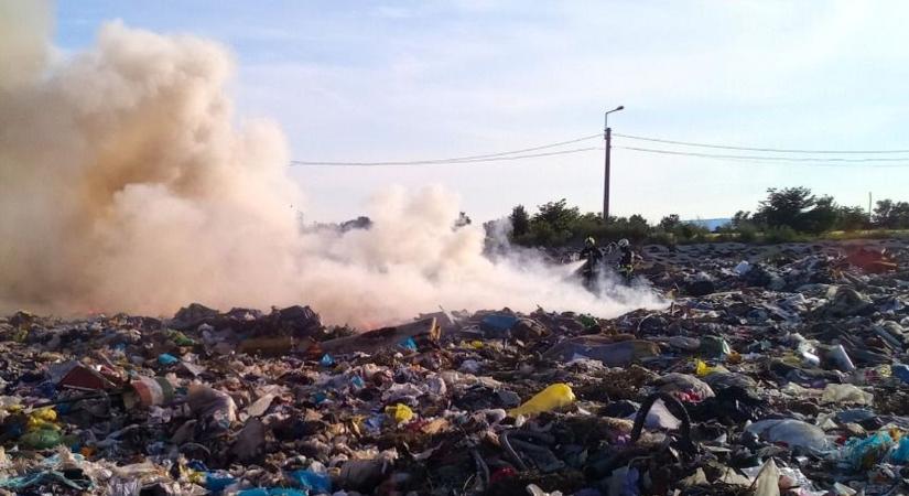 Nagy erőkkel oltották a lángokat a cikói hulladéklerakónál