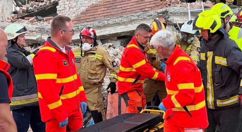 Elhunyt a férfi, akire hétfőn ráomlott egy négyemeletes épület