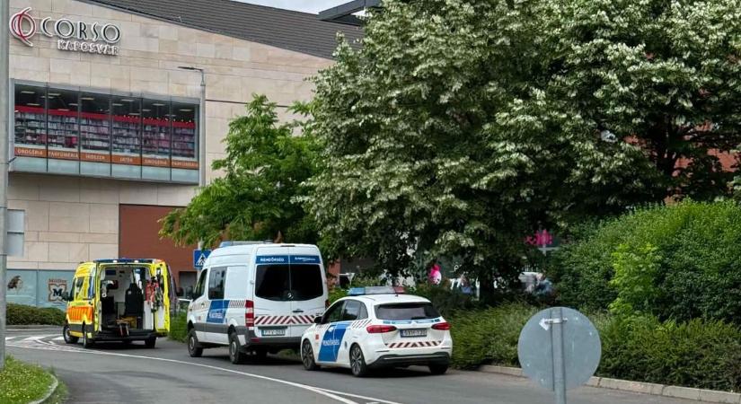 Több rendőrautó és mentő a Corsonál, ez történt a kaposvári belvárosban