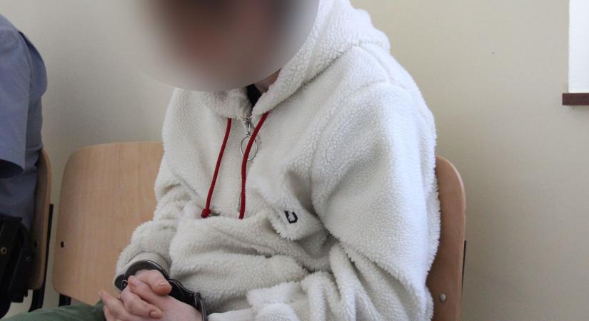 Gyalázat: rendszeresen megerőszakolták és bedrogozták a gyerekeiket a horrorszülők, bilincsben vitték el őket – videó