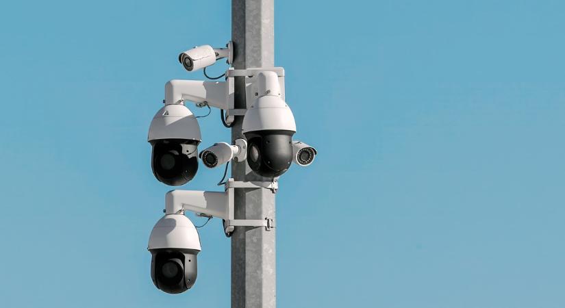 Keresik! Itt a fotó, ő az a férfi, aki felgyújtott egy autót Gödöllőn