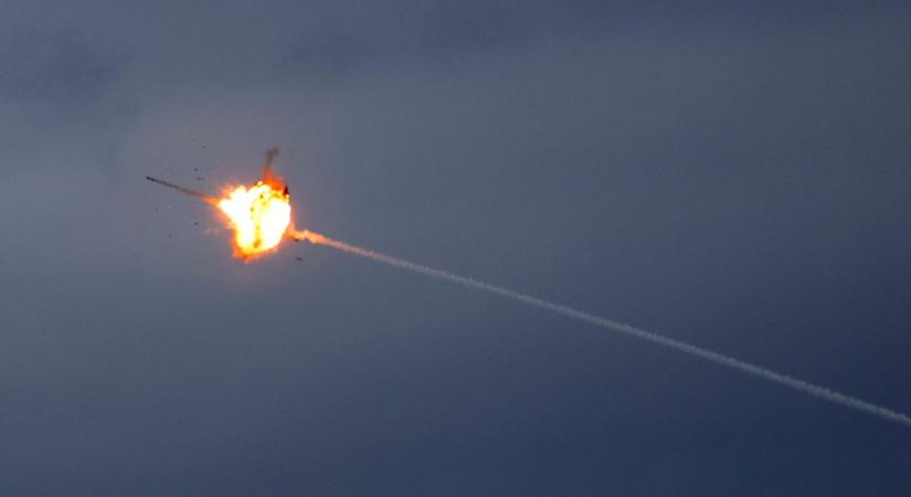 Irán rakétákkal támadta Kuvaitot és Bahreint, miközben az Egyesült Államok csapást mért egy iráni katonai célpontra