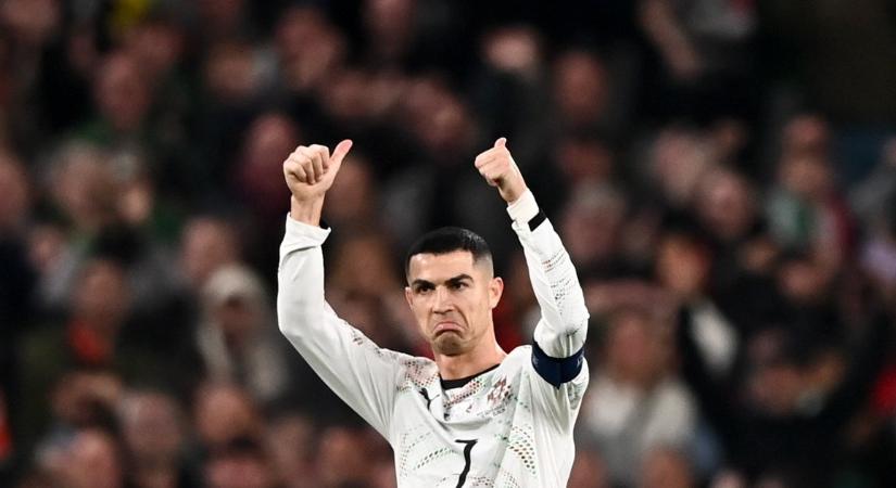 Cuki videón, ahogy Cristiano Ronaldo már a kisebbik fiát tanítja a védjegyévé vált cselre