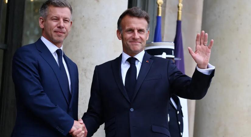 Megérkezett az Élysée Palotába Magyar Péter, ahol Emmanuel Macronnal találkozik