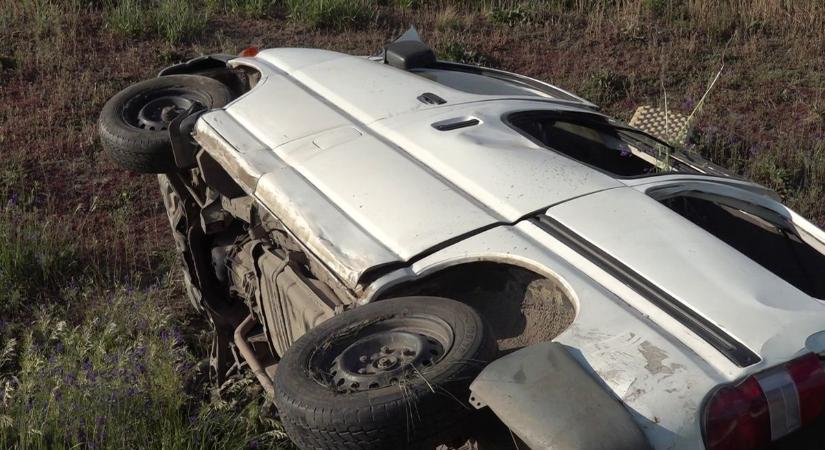 Fotókon a súlyos baleset, egy embert feszítővágóval vágtak ki a roncsból a 47-es főúton