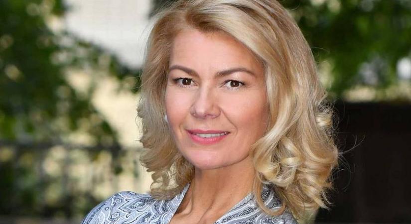 Az 56 éves Barta Sylvia arca ilyen a valóságban: smink nélkül, kócosan nem szoktuk látni a tévében