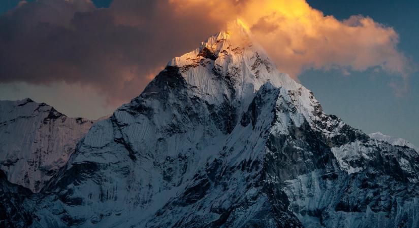 Horrorisztikus videót posztolt a Mount Everest egyik legnehezebb szakaszáról a magyar hegymászó