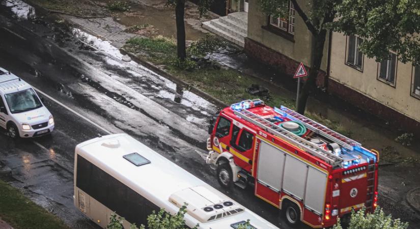 Szalagkorlátnak ütközött egy autó az M7-esen, Nagyrécsénél