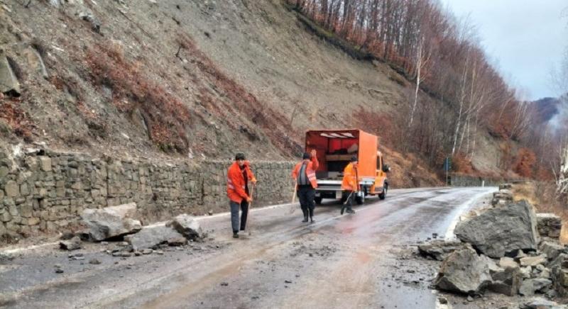 Kiderült, mennyi pénzt kap nyolc év pereskedés után a sofőr, aki nekiment egy lezuhant sziklának