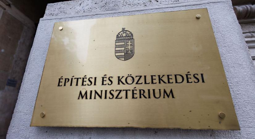 Heteken belül megváltozik a KRESZ – bejelentést tett a közlekedési miniszter