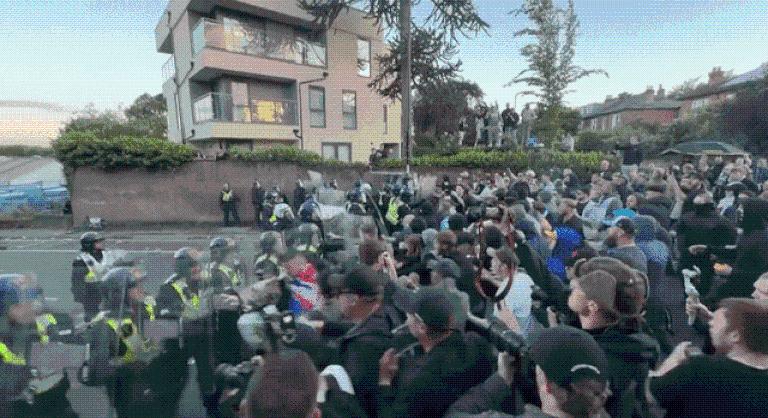 Elszabadult a pokol Londonban, miután közzétették a videót a fehér brit egyetemista leszúrásáról
