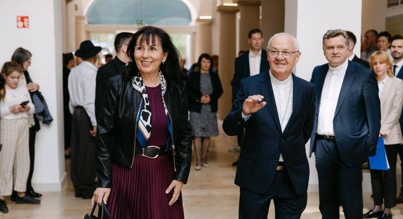 Pajtókné védi az érsekség által teljesen leuralt egri egyetem működését