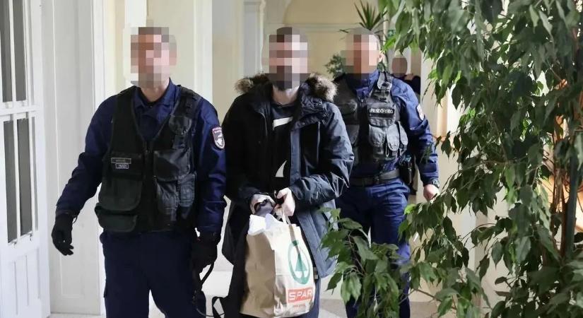 Brutális emberölés Kaposváron: életfogytig tartó börtönt kérnek a barátnőjét meggyilkoló katonára