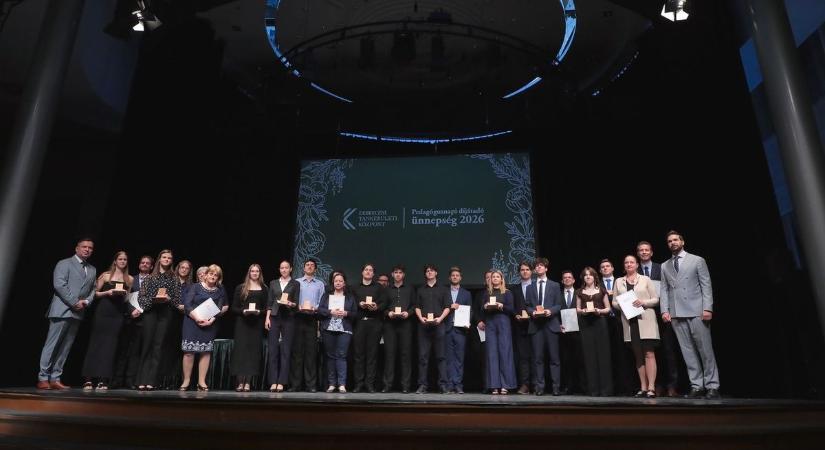 Debreceni pedagógusokat és diákokat díjazott a Tankerület – fotókkal, videóval