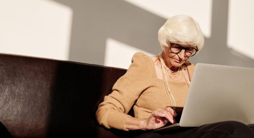 A demencia első tünete internetezés közben jelenhet meg