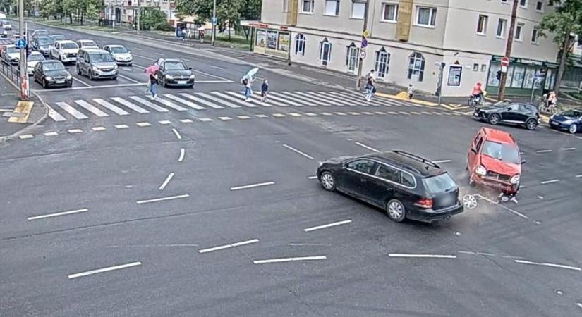 Több autónak is nekimentek Debrecenben, kisgyerek is sérült  segítséget kér a rendőrség